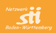 Auf dem Bild ist das Logo der Senior-Internet-Initiativen aus Baden-Württemberg abgebildet. Der Titel der Gruppe ist dort in dicker, weißer Schrift auf orangenem Hintergrund abgebildet.