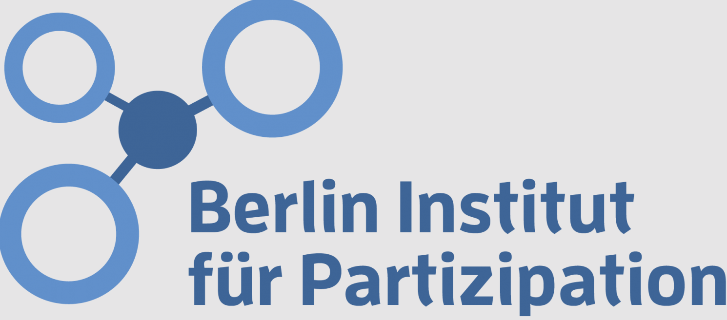 Auf diesem Bild ist das Logo des Berlin Institut für Partizipation abgebildet. Im Mittelpunkt ist der Eigenname des Instituts abgebildet.