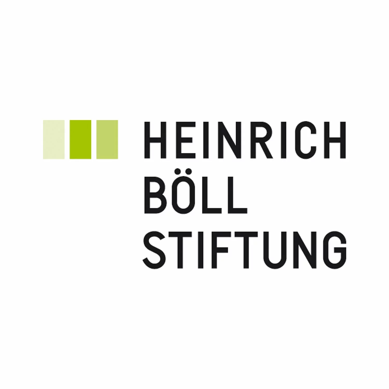 Auf diesem Bild ist das Logo der Heinrich Böll Stiftung abgebildet. Es enthält neben dem Titel der Stiftung in schwarzer Schrift drei Vierecke in verschiedenen Grün-Tönen gefärbt.