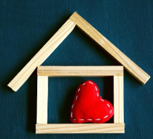 Haus aus Holz mit Herz darin